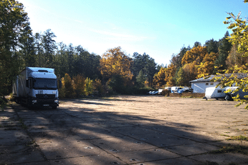 Neustrelitz 6 KTP_Gelände Schild Nutzflächen Neustrelitz KRAVAG Truck Parking